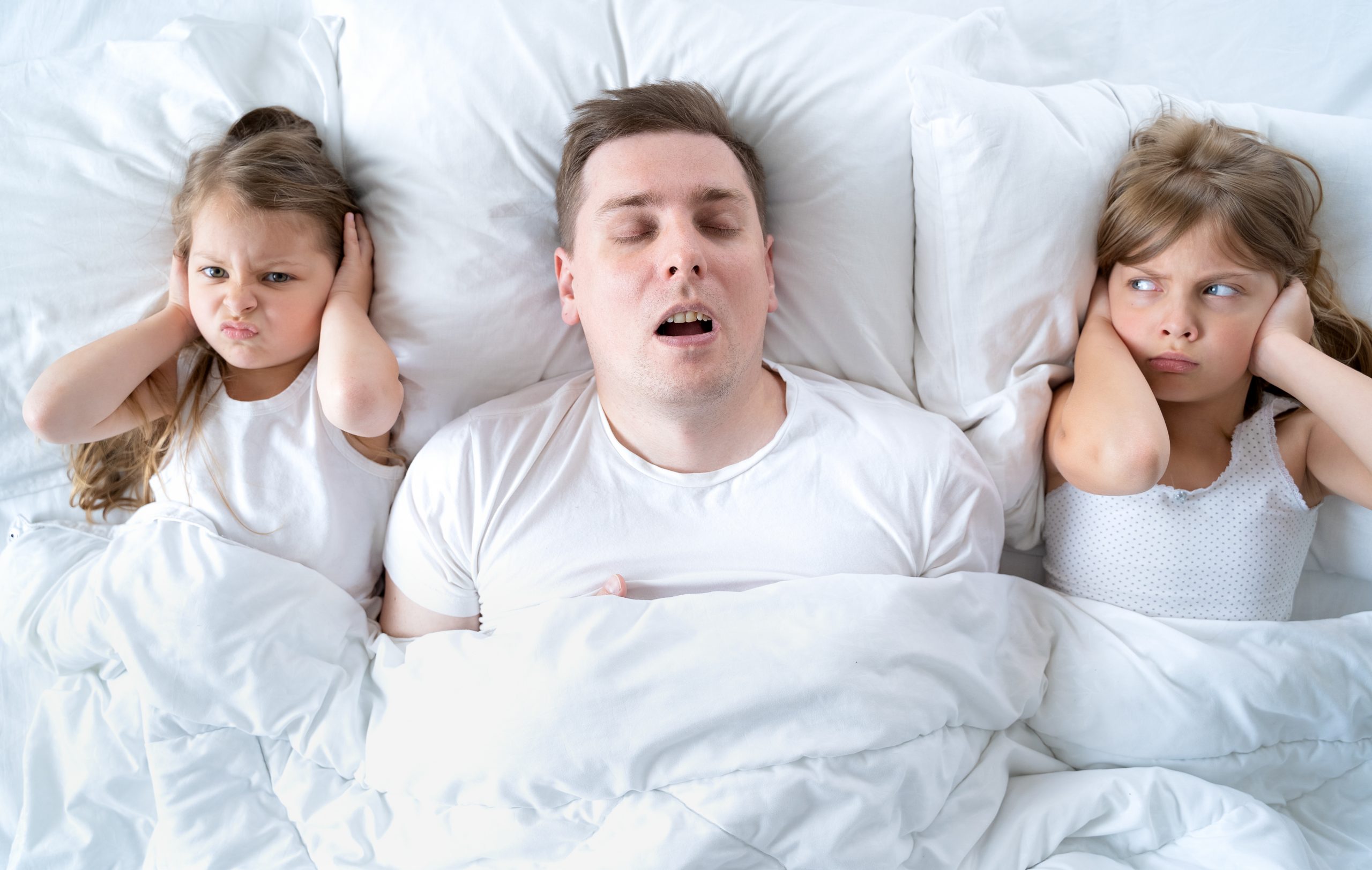 Father sleep daughter. Девочка с папой в кровати. Девочка в постели с отцом. Отец в постели. Сон про папу.